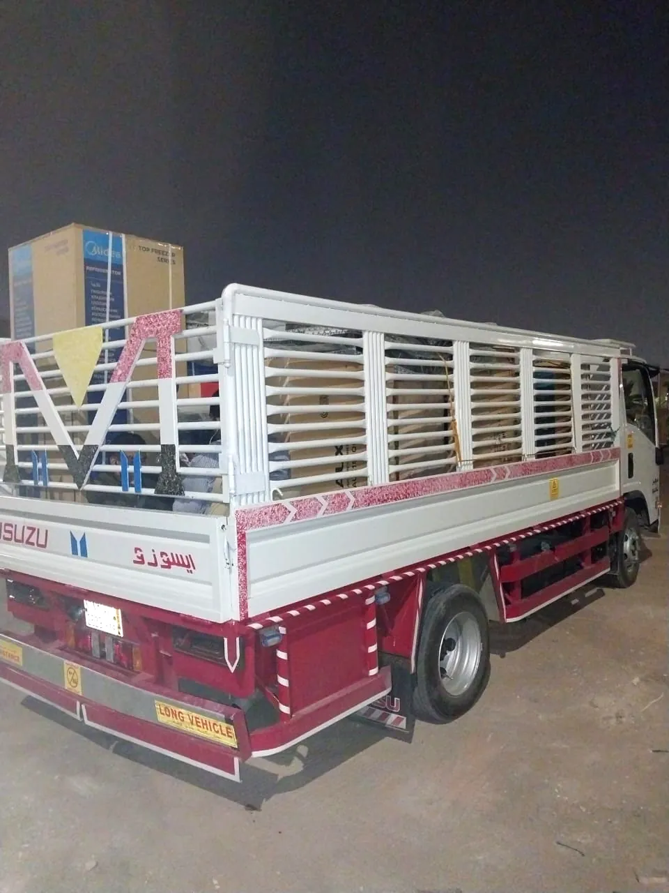 دينا نقل عفش محمّلة بالأثاث والمعدات في وقت الليل