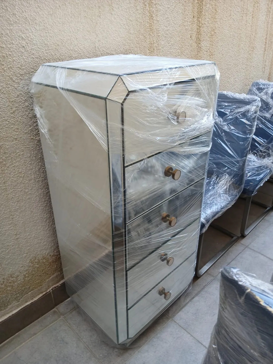 خزانة مرآة معبأة بالكامل بلفائف حماية الأثاث قبل النقل