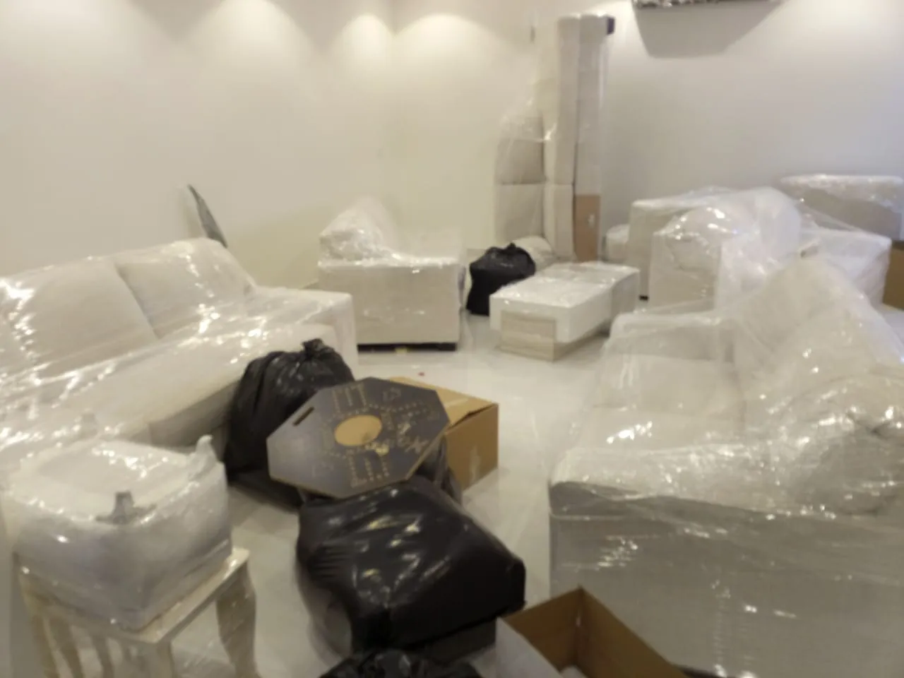 أثاث معبأ ومغلف داخل مستودع تخزين أثاث في الرياض